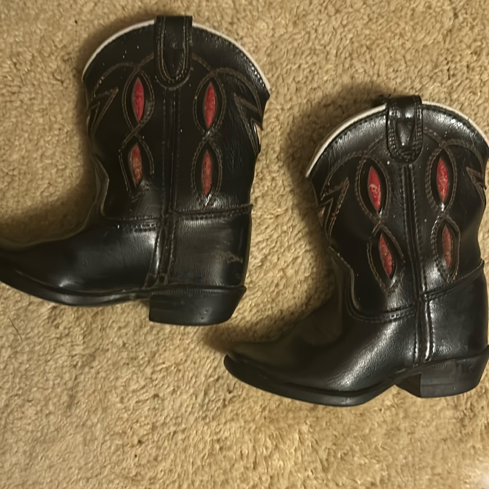 Cute cute cowboy boots!!! ( Georgia Bulldogs colors!)